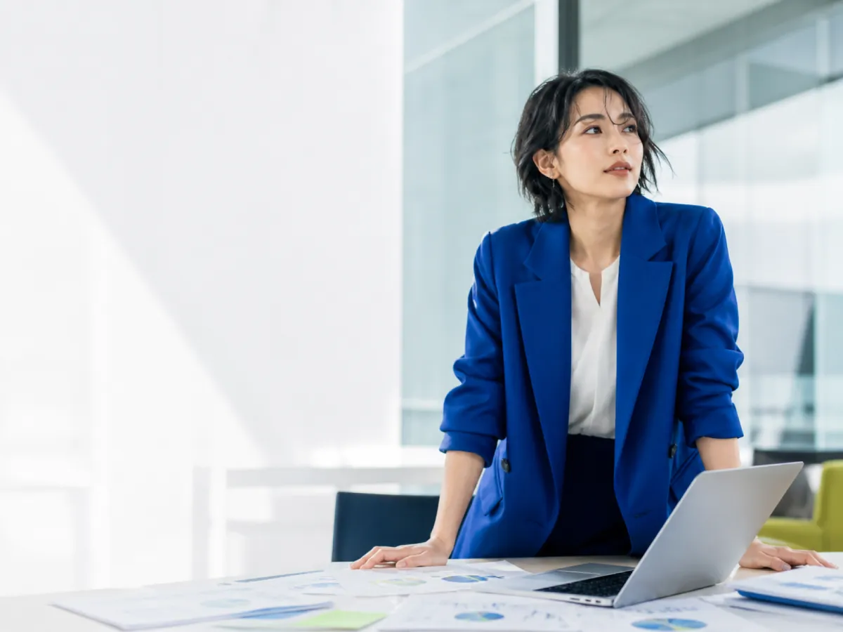 ノートPCと資料を使ってEC運用を検討する仕事のイメージ